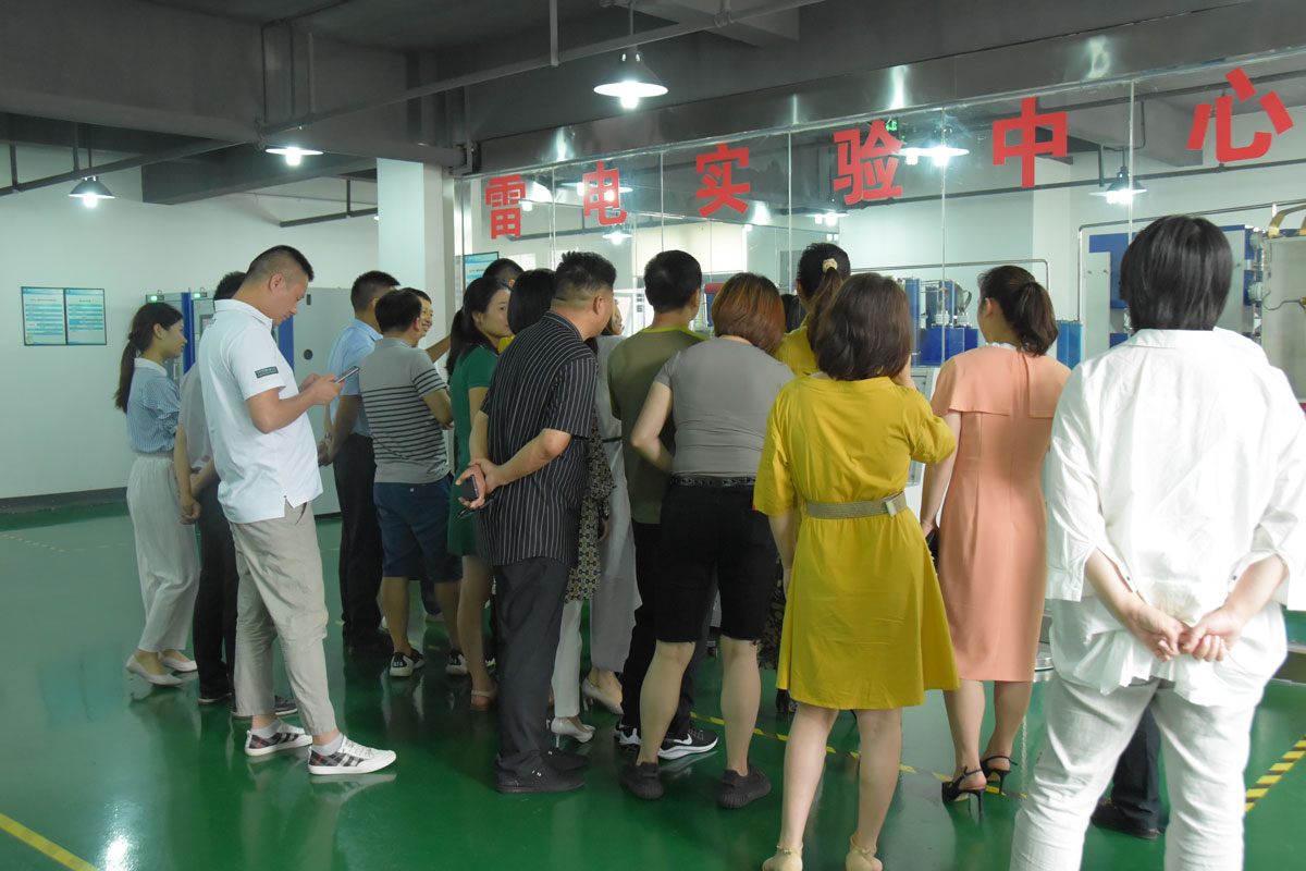 瑞士维多利亚大学MBA15-16班同学莅临百博官方网站防雷考察交流